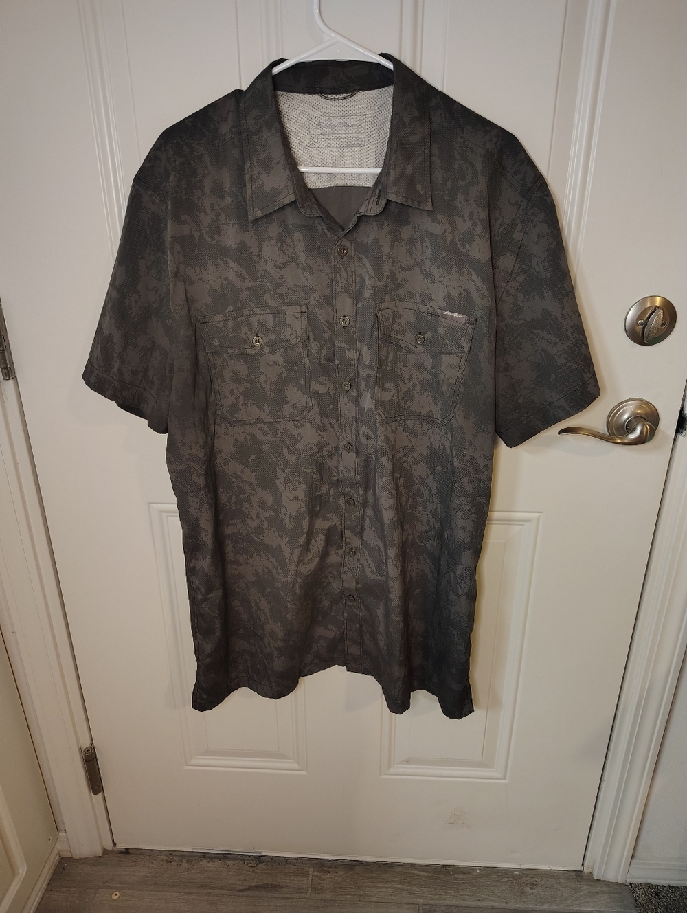 Eddie Bauer Size XL Dark Camo Breathable Vented Airy Shirt Short Sleeve Button